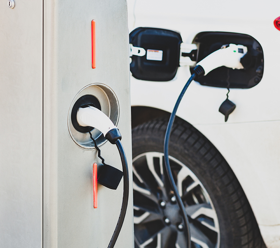 Imagen de un cargador eléctrico de coche cargando un vehículo