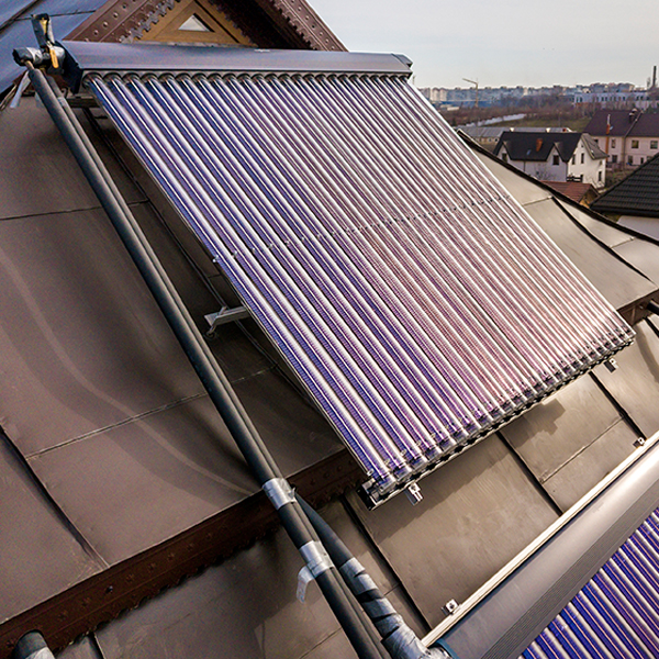 Placas solares térmicas instaladas en el tejado de un chalet