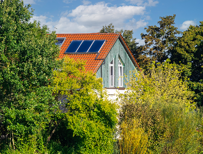 Placas solares térmicas instaladas en el tejado de un chalet